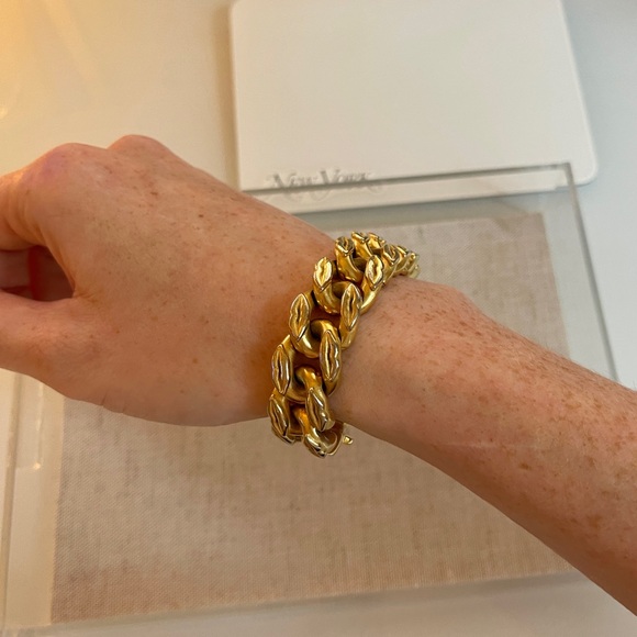 Saint Laurent Gold Kiss Lips Curb Chain Bracelet - Picture 10 of 15